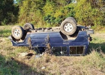 SEBUAH pacuan empat roda Mitsubishi Pajero yang membawa 500 kg daun ketum terbalik semasa cuba meloloskan diri daripada polis di Kampung Kolam, Padang Besar, Perlis semalam.