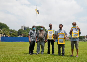 KUMPULAN Penduduk Bandar Ipoh yang membantah  tindakan MBI membenarkan kawasan Padang Ipoh berusia 130 tahun di tengah bandar Ipoh, Perak dimajukan dengan projek komersial. - UTUSAN/ZULFACHRI ZULKIFLI