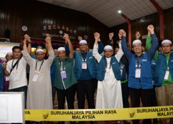 NURUL Amin Hamid (empat kanan) dijulang oleh penyokongnya selepas diumumkan menang di Parlimen Padang Terap, Kedah. -UTUSAN/MOHD RAFIE AZIMI