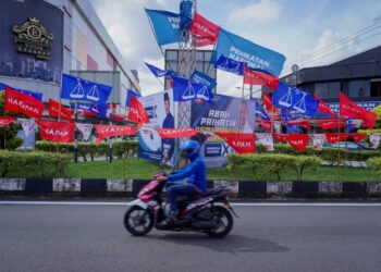 Bendera dan poster pemimpin parti semakin memenuhi jalan-jalan utama di Johor Bahru, menjelang hari pembuangan undi PRN Johor Sabtu ini. - UTUSAN/FARIZ RUSADIO