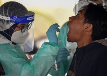 Selagi vaksin Covid-19 tidak ditemui, permintaan sarung tangan akan terus meningkat sekali gus melonjakkan saham-saham syarikat berkaitan di Bursa Malaysia. GAMBAR AFP