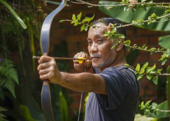 Pelopor pemanah tradisional, Zaharudin Rastam Yeop Mahidin, ketika ditemui di Bangsar Park, Kuala Lumpur baru-baru ini - MINGGUAN/SHIDDIEQIIN ZON