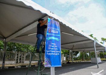 PERSIAPAN akhir giat dijalankan oleh para pekerja menjelang Rumah Terbuka Aidilfitri Malaysia Madani di Alor Setar yang berlangsung hari ini.  Kedah merupakan negeri pertama siri jelajah program itu sebelum ke Pulau Pinang, Negeri Sembilan, Kelantan, Terengganu dan berakhir di Selangor. – UTUSAN/ SHAHIR NOORDIN