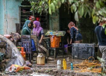 Banjir bukanlah sesuatu yang sepatutnya menjadi kelaziman. Kita tidak seharusnya menerima takdir dengan hanya berpeluk tubuh. GAMBAR HIASAN