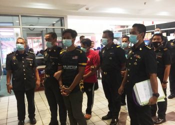 DUA daripada tiga peniaga dibawa polis setelah didenda RM19,500 di Mahkamah Sesyen di sini hari ini kerana menjual pakaian berjenama tiruan bernilai lebih RM30,000.