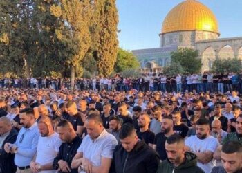 Ribuan penduduk Palestin menunaikan sembahyang sunat Aidilfitri di kompleks Masjid al Aqsa di Baitulmaqdis. - AFP