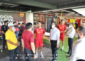 PENGERUSI Selangor FC, Tengku Amir Shah Sultan Sharafuddin Idris Shah (kiri) menerima lawatan Kim Pan Gon (tiga, kanan) di Pusat Latihan FAS, Shah Alam kelmarin. – IHSAN FAM