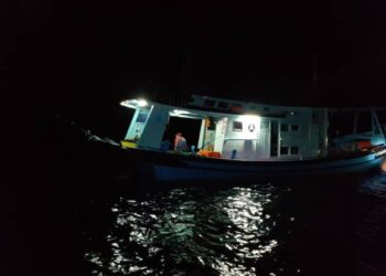 VESSEL yang ditahan ketika menjalankan aktiviti menangkap ikan dalam kawasan taman laut di Pantai Pulau Aur, Mersing, Johor. - IHSAN JABATAN PERIKANAN