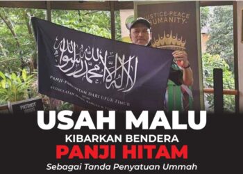 NADZIM Johan memegang bendera Panji Hitam yang ditawarkan PPIM dalam usaha menyeru penyatuan ummah di negara ini. - IHSAN PPIM