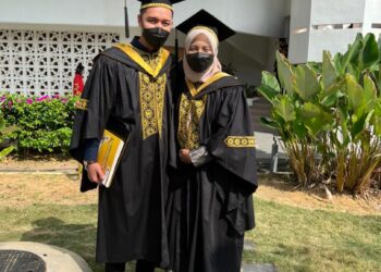 YUS Amira Mohd. Yusuf bersama suaminya, Mohamd Amirul Hakim Mohd. Sanusi menerima ijazah dalam Majlis Idul Ilmi Konvokesyen Ke-12 Unisza, di Kuala Nerus hari ini.