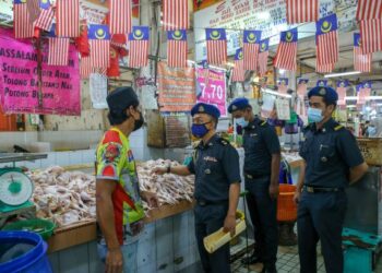 Anggota KPDNHEP Negeri Kedah memeriksa harga ayam di Pasar Besar Alor Setar , semalam. -
UTUSAN/ SHAHIR NOORDIN