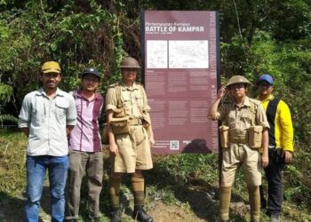 PAPAN tanda (belakang) mengenai sejarah Pertempuran Kampar yang dipasang dua tahun lalu didapati telah hilang baru-baru ini.