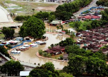 PARAS stesen Sungai Melaka di Batu Hampar, Peringgit, Melaka menunjukkan status bahaya apabila bacaan paras air kini mencecah 2.48 meter. - UTUSAN/RASUL AZLI SAMAD