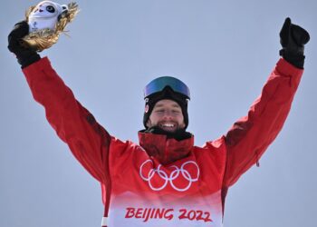 MAX Parrot meraikan kejayaan meraih pingat emas papan salji slopestyle dalam Sukan Olimpik Musim Sejuk 2022 di Taman Salji Genting H & S di Zhangjiakou, China semalam. – AFP