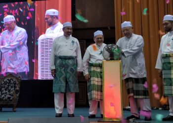 MOHD. Amar Nik Abdullah(dua dari kiri) mengiringi Menteri Besar Kelantan, Datuk Ahmad Yakob (dua dari kanan) melakukan gimik perasmian Sambutan Jubli Emas Pas Kawasan Pengkalan Chepa di PUTIK, Pengkalan Chepa, Kota Bharu, Kelantan malam tadi.- UTUSAN/MUSTAQIM MOHAMED