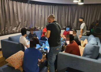 SEBAHAGIAN daripada 35 individu ditahan selepas polis menyerbu beberapa bilik di sebuah residensi mewah di ibu negara semalam.