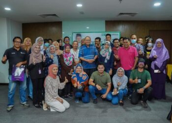 AHMAD Amzad Hashim (tengah) bergambar bersama pengamal media Terengganu di Kuala Terengganu, hari ini. - UTUSAN/PUQTRA HAIRRY ROSLI