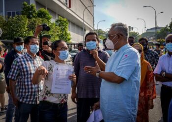 NOH Omar berbual dengan Pengerusi Persatuan Peniaga Kecil Bandar Sungai Long, Fanny Lim Foong Kuan (dua dari kiri) ketika melawat dan mendengar rintihan peniaga yang terjejas akibat pandemik Covid-19 di Pasar Pagi Sungai Long, Kajang, hari ini. - FOTO/SHIDDIEQIIN ZON