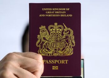 PEMEGANG pasport BNO boleh membuat permohonan kebenaran visa bermastautin dan bekerja di UK secara dalam talian  -AFP