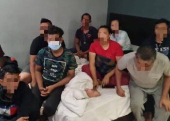 SEBAHAGIAN PATI yang ditahan dalam satu serbuan di sebuah hotel bajet di Klang, Selangor Sabtu lalu.