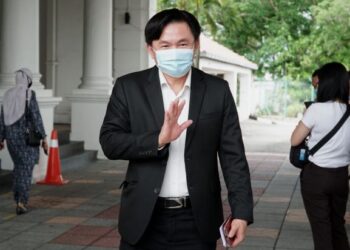 PAUL Yong Choo Kiong  yang menghadapi tuduhan kes rogol pembantu rumah warga Indonesia keluar di Mahkamah Tinggi Ipoh selepas mengikuti perbicaraan kes hari ini. – UTUSAN/ZULFACHRI ZULKIFLI