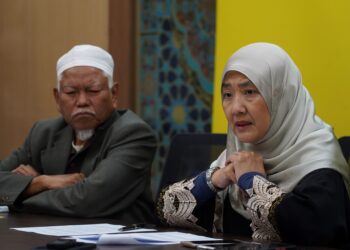 IDA Riswana Idris (kanan), dan Pengerusi Eksekutif Andalusia Travel & Tours Sdn Bhd, Datuk Md. Daud Che Ngah pada sidang akhbar, di Kampung Pandan, di sini hari ini. Foto: SHIDDIEQIIN ZON