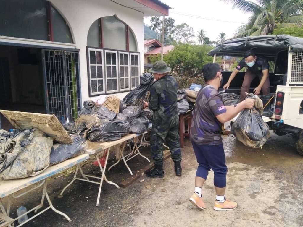 Pasukan PGA, PSP Cheras bantu kumpul al-Quran rosak akibat banjir 