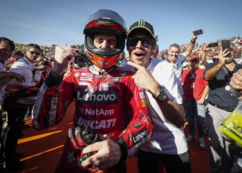 Legenda permotoran dunia, Valentino Rossi turut sama meraikan kejayaan Francesco Bagnaia bergelar juara dunia Motogp di Valencia. Foto: Motogp