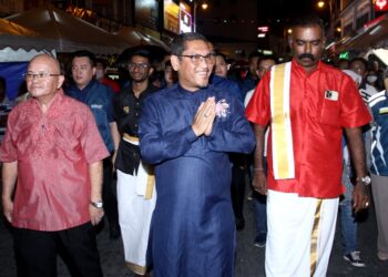 AHMAD Faizal Azumu menghadiri sambutan Deepavali bersama warga Little India di Ipoh, Perak, semalam. - UTUSAN/MUHAMAD NAZREEN SYAH MUSTHAFA