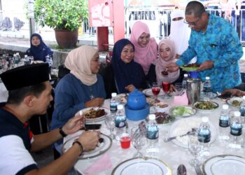 AHMAD Faizal Azumu (kanan) melayan tetamu pada kenduri kesyukuran PN Tambun di Pusat Khidmat Adun Manjoi di Ipoh hari ini. - UTUSAN/MUHAMAD NAZREEN SYAH MUSTHAFA