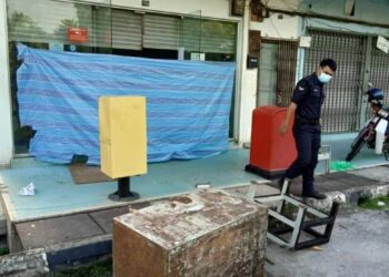 PETI besi Pejabat Pos Pejabat Pos Kampung Kepayang di Chandan Desa, Simpang Pulai, Perak, yang temukan di luar premis berkenaan setelah dipecah masuk hari ini. 