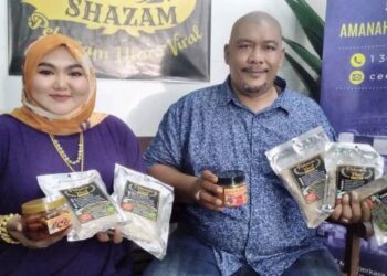 SHARIFAH Nurul Shahida Syed Abd. Rahman dan Zamri Halid menunjukkan produk keluaran mereka, Pekasam Viral Shazam.