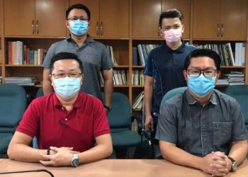 STEVE Ong (duduk, kanan) bersama Boon Long (duduk, kiri) mengadakan sidang media mengenai polisi baharu melibatkan pekerja asing dalam industri perabot di daerah Muar, Johor hari ini. - FOTO/NUR ALINA HASSAN