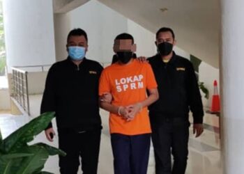 SEORANG kakitangan awam berusia 31 tahun (tengah) direman lima hari oleh Mahkamah Majistret Shah Alam hari ini  bagi membantu siasatan kes meminta rasuah.