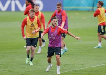 PENYERANG Belgium, Eden Hazard (depan) dan pemain tengah, Kevin De Bruyne giat menjalani latihan di Tubize sebagai persiapan menentang Portugal di Stadium La Cartuja, Seville, Sepanyol, Isnin ini. - AFP