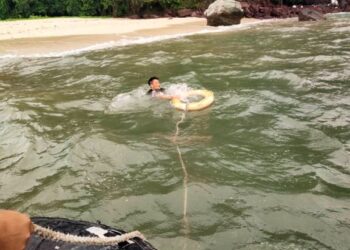 PEMANCING yang terkandas di kawasan pantai Pulau Telor Yan, Kedah akibat dipukul ombak diselamatkan Maritim Malaysia.