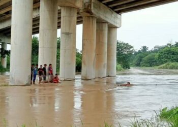 ANGGOTA bomba menggunakan teknik sistem tali dan alat penyelamat PFD ketika menyelamatkan tujuh pemancing yang terperangkap di bawah jambatan di Kampung Pasir Senai, Kulai, Johor.