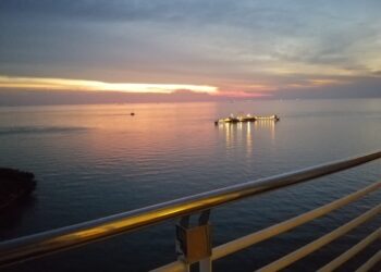 Pantai di sini terkenal sebagai lokasi matahari terbenam paling indah di Port Dickson.