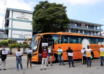 PENGUSAHA-PENGUSAHA bas yang terjejas sumber pendapatan mengadakan demonstrasi selepas membuat laporan polis berikutan penularan Covid-19 dan pelaksanaan PKPB di hadapan Balai Polis Melaka Tengah, Melaka hari ini. - FOTO/RASUL AZLI SAMAD