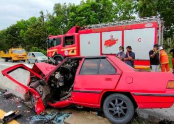 KERETA Proton Saga yang terbabas di Kilometer 21, Jalan Sitiawan-Teluk Intan di Lumut, Perak semalam. - IHSAN PDRM