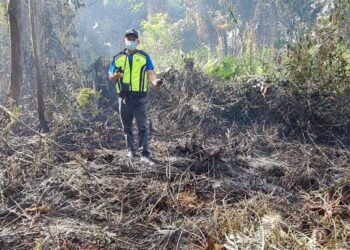 ANGGOTA penguat kuasa JAS Selangor memantau lokasi pembakaran terbuka di sebuah tapak pelupusan sampah haram berhampiran Kampung Johan Setia di Klang, Selangor baru-baru ini.