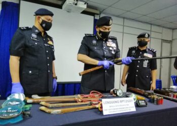 MIOR Faridalathrash Wahid (tengah) menunjukkan senapang patah yang dirampas setelah menahan 11 lelaki yang terlibat dalam kegiatan pemburuan haram di ladang kelapa sawit di Lata Kekabu di Lenggong semalam dalam sidang akhbar di IPD Gerik, Perak, hari ini.