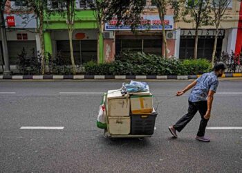 KESAN penularan Covid-19 memberi bebanan terhadap sesetengah rakyat, justeru peranan barisan pemimpin yang bersatu hati pastinya akan berjaya membawa negara keluar daripada pandemik. - GAMBAR HIASAN/SHIDDIEQIIN ZON