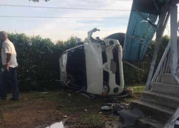 KEADAAN pacuan empat roda milik mangsa selepas melanggar sebatang pokok dan jejantas di Taman Kota Masai, dekat sini semalam. - IHSAN POLIS