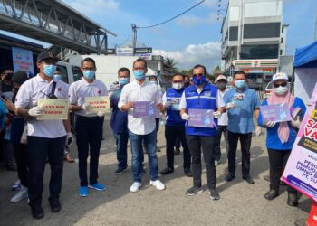 ASYRAF Wajdi Dusuki (tiga kanan) bersama Zulkurnain Kamisan (tiga kiri) ketika menyertai Kempen Kesedaran Saya Nak Vaksin Covid-19 di Pekan Parit Sulong, Batu Pahat, Johor. - UTUSAN/MOHAMAD FAHD RAHMAT