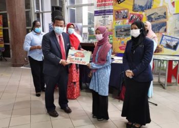 AHMAD Fadzli menyampaikan hadiah kepada salah seorang pemenang pertandingan melukis anjuran MPK, di lobi MPK, Klang, Selangor hari ini.