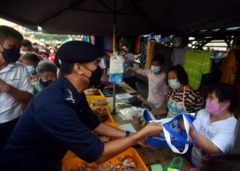 MOHD. SHUHAILY Mohd. Zain mengedarkan risalah kempen keselamatan jalan raya kepada orang ramai dalam majlis pelancaran Op Selamat 17 Sempena Tahun Baharu Cina 2022 di Pasar Jalan Perak, Georgetown, Pulau Pinang hari ini. -UTUSAN/IQBAL HAMDAN