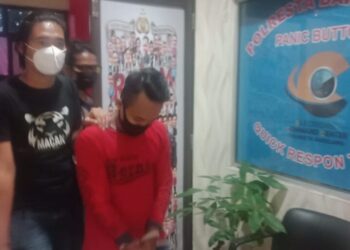 SUSPEK dibawa ke bilik soal siasat di Balai Polis, Barelang. - SURYAKEPRI.COM