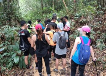 SEKUMPULAN pendaki ditahan pihak berkuasa kerana memasuki HSK Bukit Kutu tanpa permit sah di Hulu Selangor, Selangor, semalam.