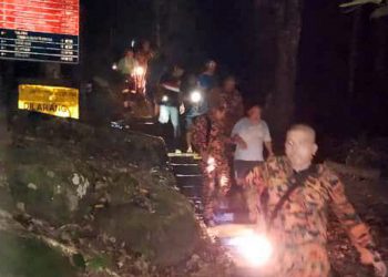 DUA mangsa berjaya dibawa keluar oleh anggota bomba selepas dilaporkan sesat ketika mendaki Bukit Soga, Batu Pahat, Johor, semalam. - IHSAN BOMBA JOHOR